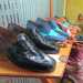 Sono esposti tanti tipi di scarpe, anche con colori piuttosto audaci